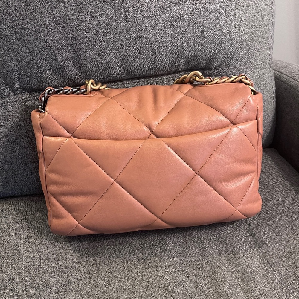 Authentic Chanel 19 large 21P caramel - Picture 2 of 13